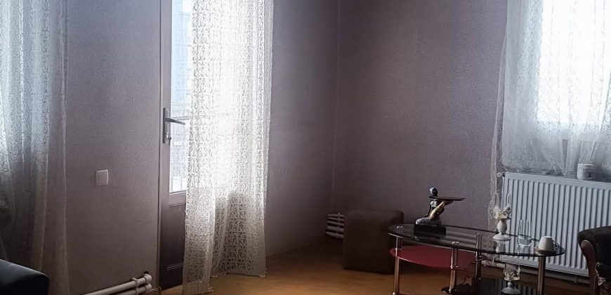 იყიდება 3 ოთახიანახევრიანი ბინა ქ. გორის ცენტრში