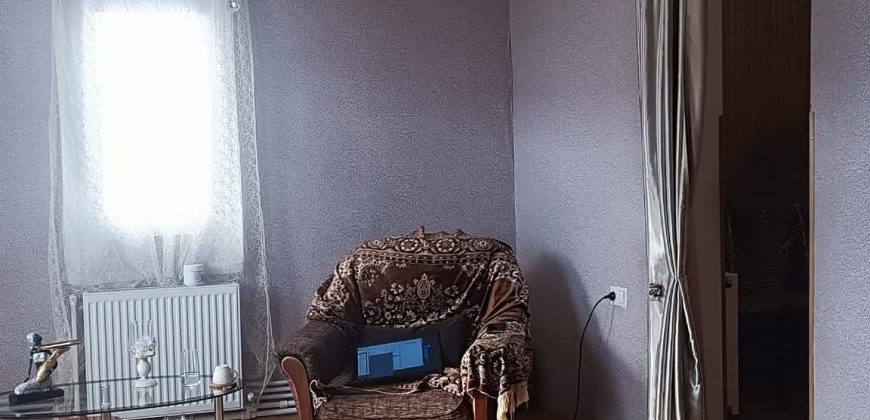 იყიდება 3 ოთახიანახევრიანი ბინა ქ. გორის ცენტრში