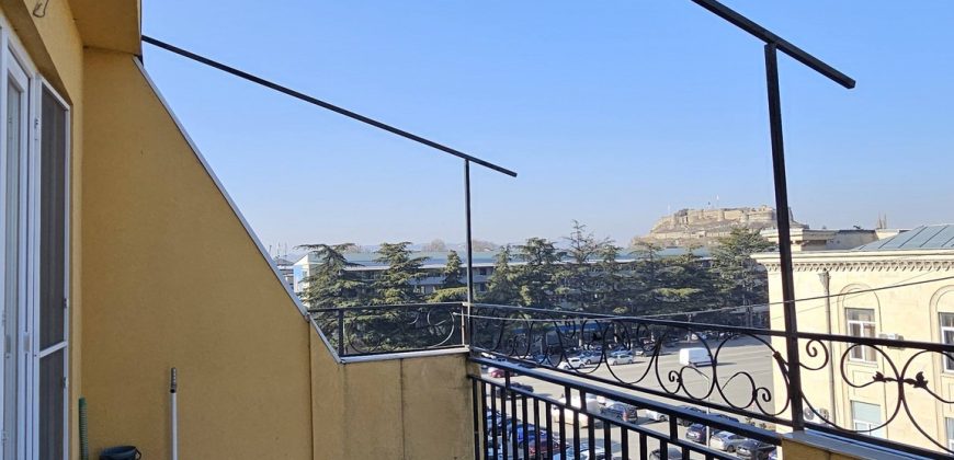 იყიდება 3 ოთახიანი ბინა ქ. გორის ცენტრში