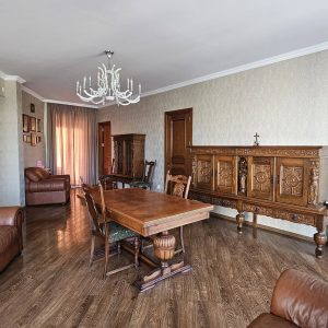 იყიდება 3 ოთახიანი ბინა ქ. გორის ცენტრში