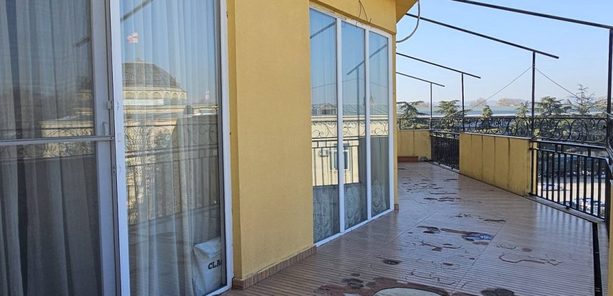 იყიდება 3 ოთახიანი ბინა ქ. გორის ცენტრში