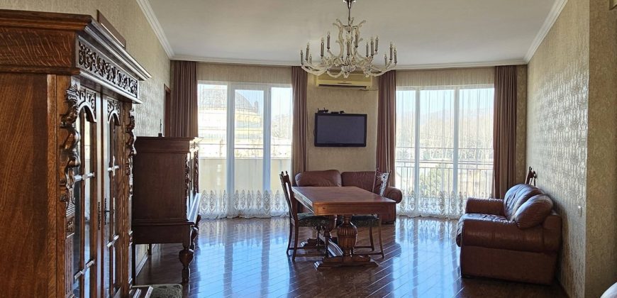 იყიდება 3 ოთახიანი ბინა ქ. გორის ცენტრში