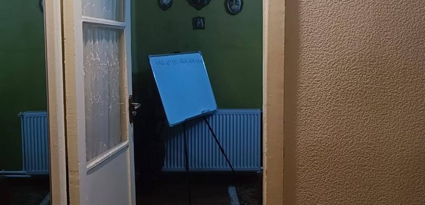 იყიდება 3 ოთახიანახევრიანი ბინა ქ. გორის ცენტრში