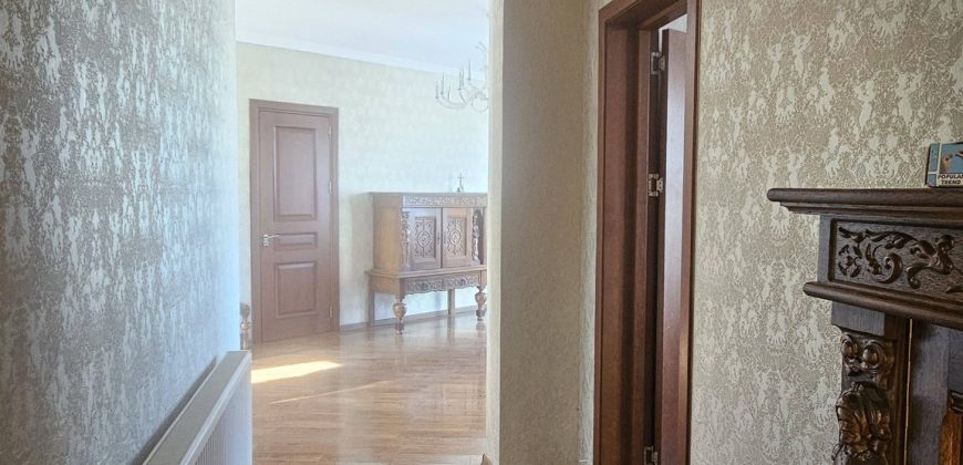 იყიდება 3 ოთახიანი ბინა ქ. გორის ცენტრში