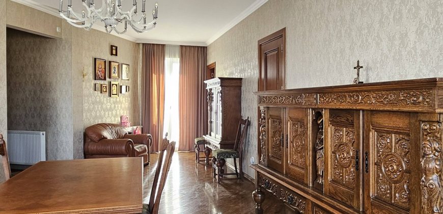 იყიდება 3 ოთახიანი ბინა ქ. გორის ცენტრში