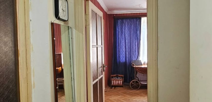 იყიდება 3 ოთახიანი ბინა გორში, ცენტრში